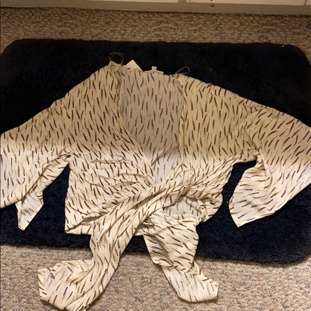 Final touch cute blouse. Never been worn